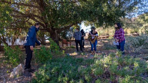 Alejandro Lemus (i) educa a las personas acerca de las plantas nativas.