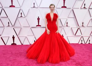 Amanda Seyfried esocgió un Armani rojo para la ceremonia. Foto: Chris Pizzelo-Pool/ Getty Images.