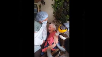 Anciana grita e insulta cuando recibe vacuna contra COVID-19