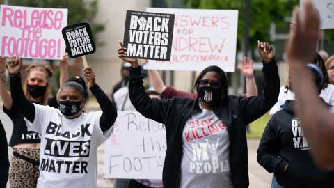 Una protesta en Elizabeth City exige justicia por la muerte de Andrew Brown.