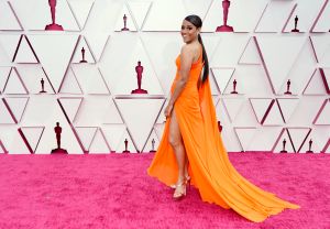 Ariana DeBose llegó con un vestido anaranjado largo y escote en la pierna hasta arriba.
