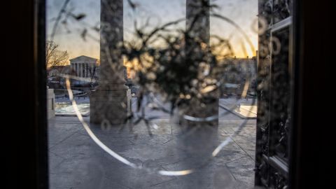 Cristal de ventana del Capitolio roto