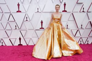 Carey Mulligan impactó en un Valentino color dorado. Foto: Chris Pizzelo-Pool/Getty Images.