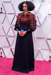 Celeste Waite aareció con una bolsa de corazón en sus manos diseñada por Gucci. Foto: Chris Pizzello-Pool/ Getty Images.