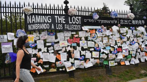 Un homenaje a quienes murieron por COVID-19 en el cementerio de Greenwood en Nueva York, el 28 de mayo de 2020.