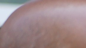 Abogados de la familia de Andrew Brown Jr., muestran un gráfico de la autopsia.