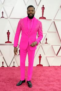 Colman Domingo causó sensación con un traje Versace color rosado fluorescente.