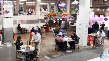 Personas almorzando en Grand Central Market