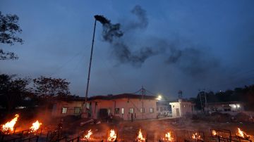 Las piras en llamas de las víctimas que murieron por Covid-19 en un crematorio en Bhopal.
