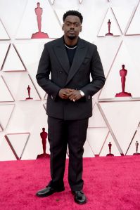 Daniel Kaluuya resaltó en la alfombra roja por su gargantilla Cartier. Foto: Matt Petit/A.M.P.A.S. via Getty Images.