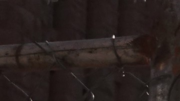 Una foto de George Floyd cuelga fuera de la sede del juicio del exoficial de policía Derek Chauvin, el 30 de marzo de 2021.