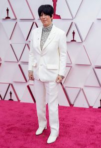 Diane Warren en traje-pantalón de la casa Versace.