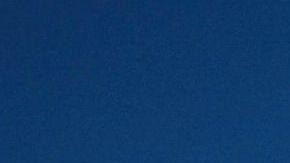 Una bandera cubana de hormigón frente a la sede de la Embajada de EE.UU. en La Habana,