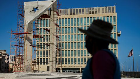 Una bandera cubana de hormigón frente a la sede de la Embajada de EE.UU. en La Habana,