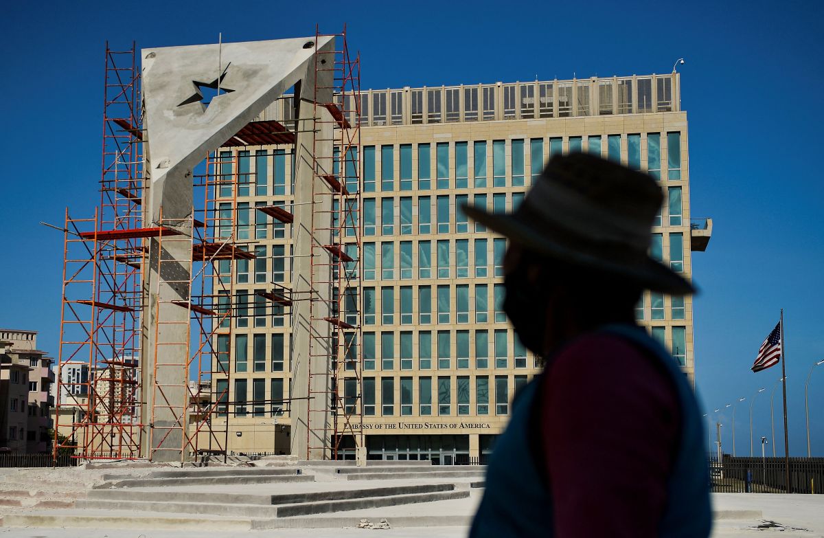 Una bandera cubana de hormigón frente a la sede de la Embajada de EE.UU. en La Habana,