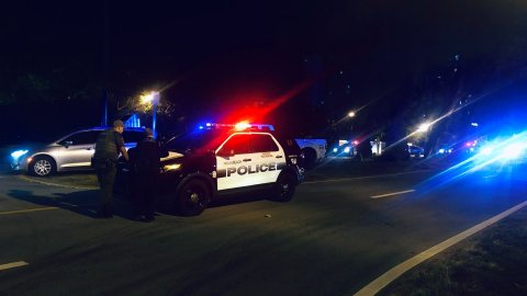 La policía de Pasadena atendió el llamado por una riña entre 20 personas.