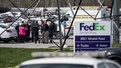 Autoridades en la escena del tiroteo masivo en una instalación de FedEx en Indianapolis.