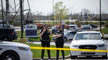 La escena de un tiroteo masivo en una instalación de FedEx en Indianapolis.