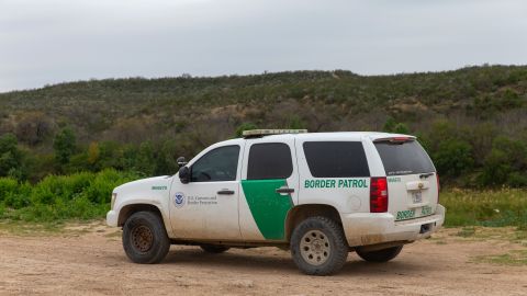 El niño fue rescatado en un área desolada en el área de McAllen, Texas.