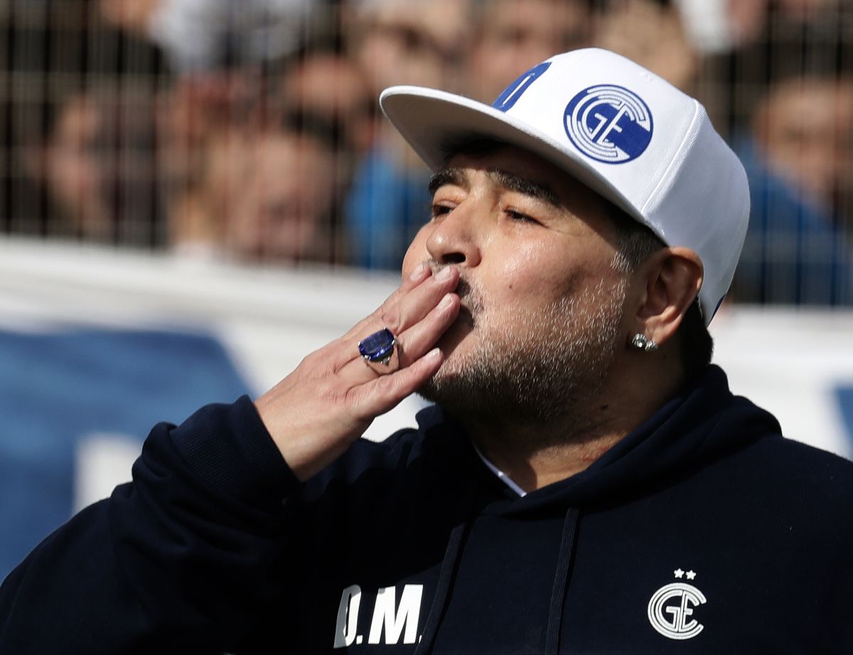Diego Maradona cuando era entrenador del Gimnasia y Esgrima de la Plata en Argentina.