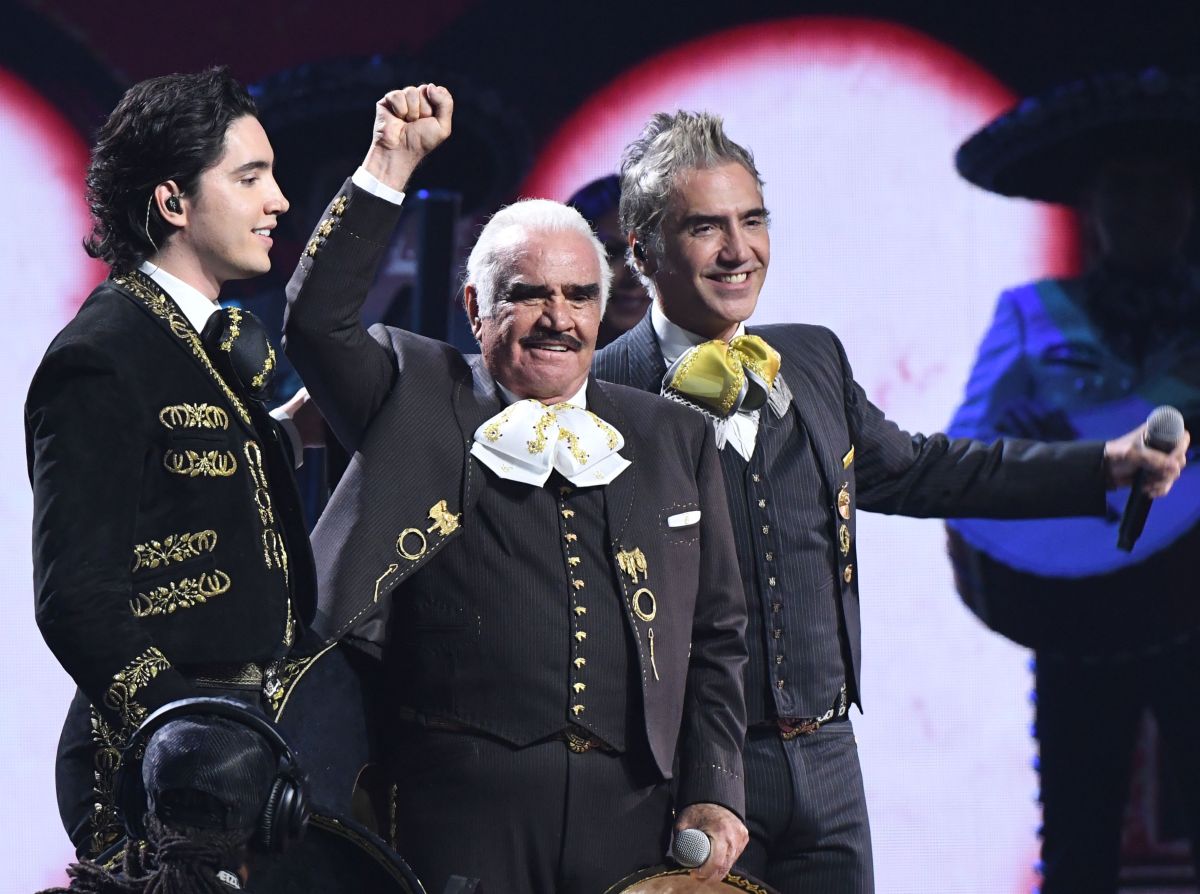 Alejandro Fernández shares the stage with his son and moved he remembers when he sang with Vicente Fernández