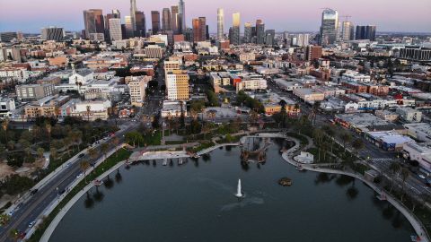 Vista aérea de MacArthur Park, muy cerca del centro de Los Ángeles.