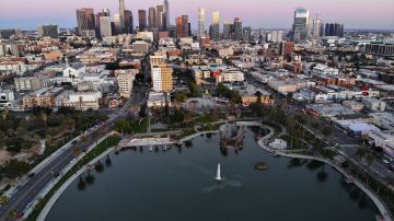 Vista aérea de MacArthur Park, muy cerca del centro de Los Ángeles.