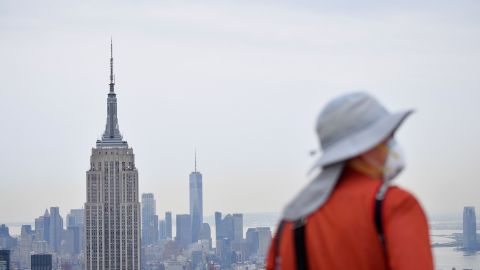 Las personas vacunadas completamente podrán prescindir de la máscara en exteriores.