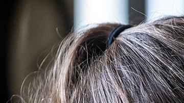 Mujer aplicando temperatura