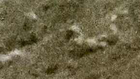 Un inmigrante cruza el Río Grande desde Chihuahua a El Paso.