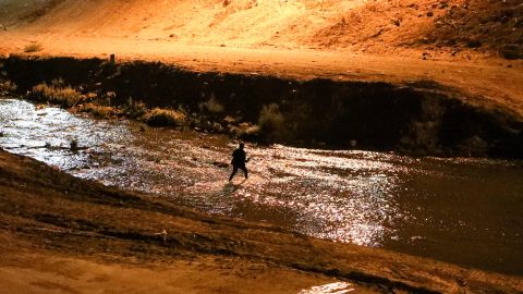 Un inmigrante cruza el Río Grande desde Chihuahua a El Paso.