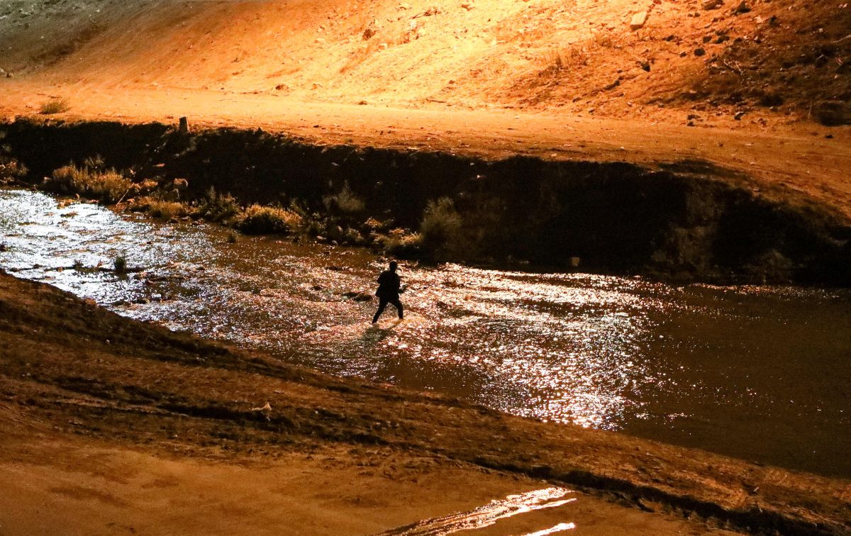 Un inmigrante cruza el Río Grande desde Chihuahua a El Paso.