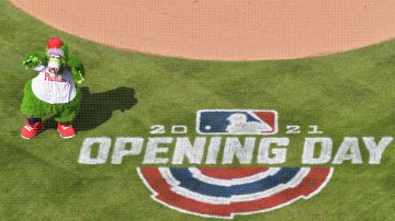 El legendario 'Philly Phanatic', mascota de los Phillies durante el día de apertura de MLB.