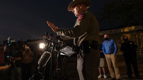 Un vocero de la Policía habla con los medios afuera del hospital St. Joseph en Bryan, Texas.