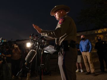 Un vocero de la Policía habla con los medios afuera del hospital St. Joseph en Bryan, Texas.