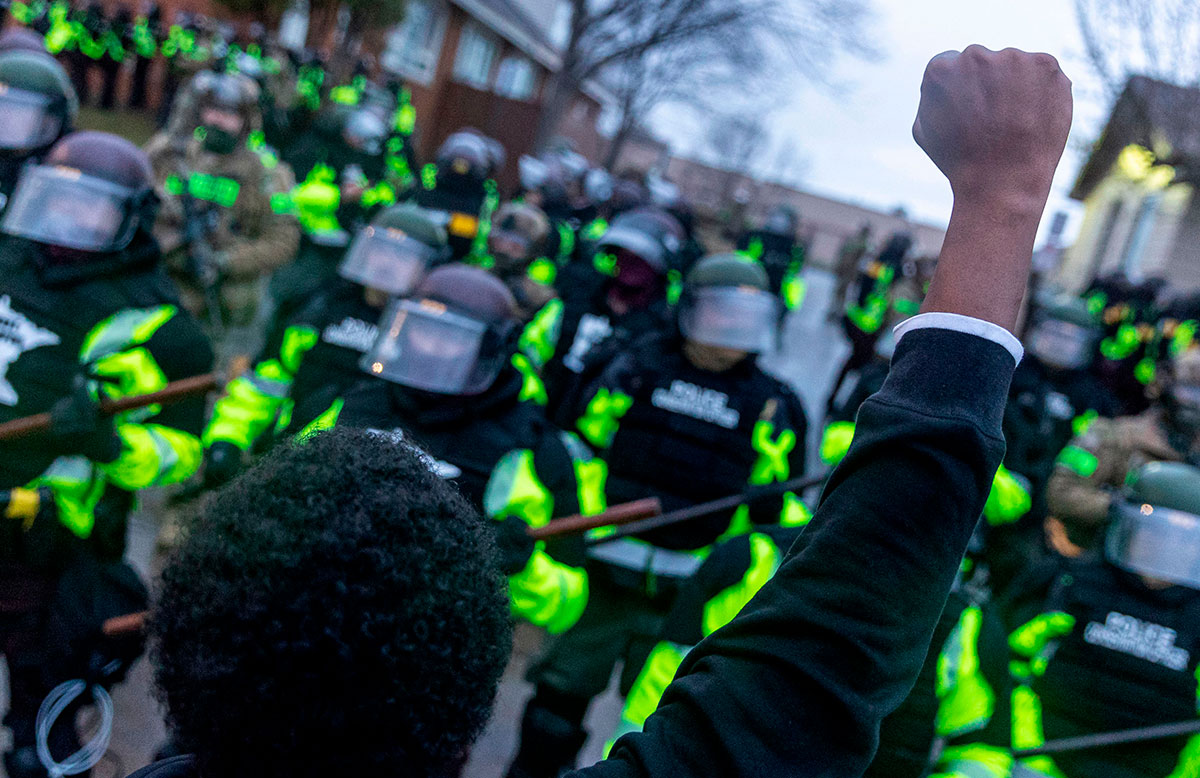 Minnesota manifestantes y policías