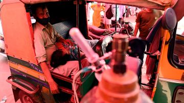 La India rebasa los 17 millones de contagios y recibe ayuda internacional. (Getty Images)