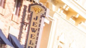 Empleados de Disneyland dieron la bienvenida a los visitantes sobre Main Street U.S.A., en Anaheim.