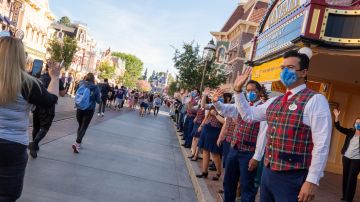 Empleados de Disneyland dieron la bienvenida a los visitantes sobre Main Street U.S.A., en Anaheim.