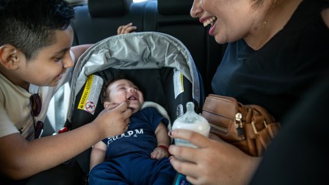Las familias latinas serían beneficiadas con el nuevo plan económico de Biden.