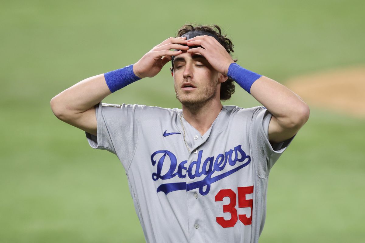 Cody Bellinger batea el primer jonrón de los campeones Dodgers, pero es puesto out en la jugada