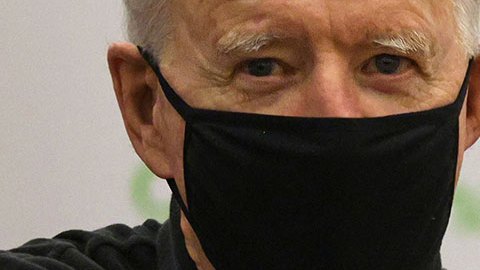 Joe Biden vacunándose contra COVID-19