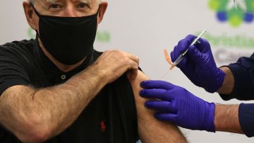 Joe Biden vacunándose contra COVID-19