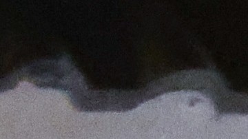 Un oficial en la escena del tiroteo en Orange. Aún se investigan las causas del ataque.