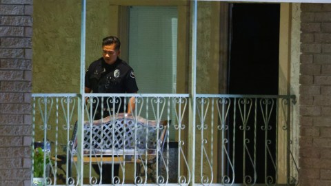 Un oficial en la escena del tiroteo en Orange. Aún se investigan las causas del ataque.