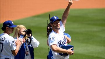Clayton Kershaw reacciona tras recibir su primer anillo de campeón del béisbol.