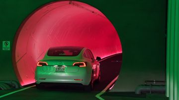 Un auto Tesla ingresa al túnel debajo del Centro de Convenciones de Las Vegas.