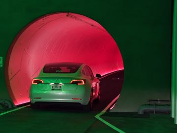Un auto Tesla ingresa al túnel debajo del Centro de Convenciones de Las Vegas.