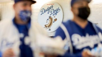 Letrero de los famosos Dodger Dogs en uno de los pasillos del estadio de los Dodgers.