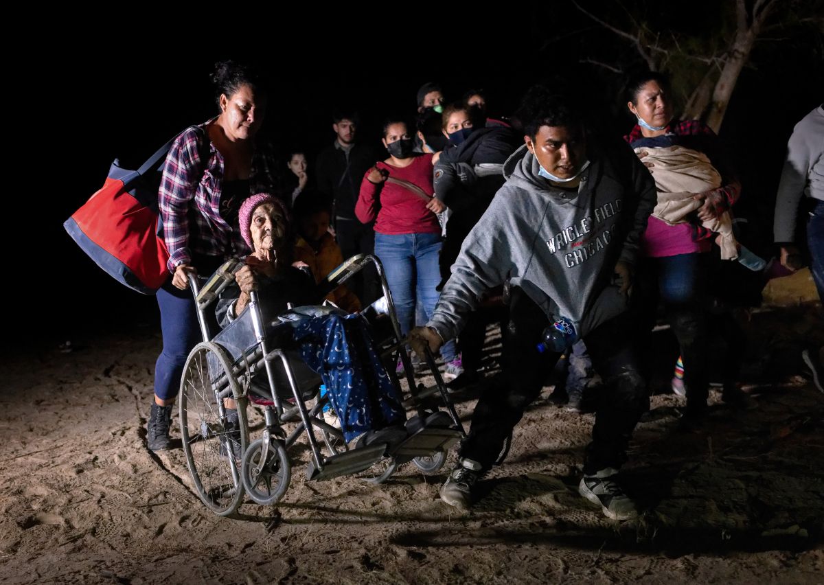 Migrantes cruzan frontera. (Photo by John Moore/Getty Images).